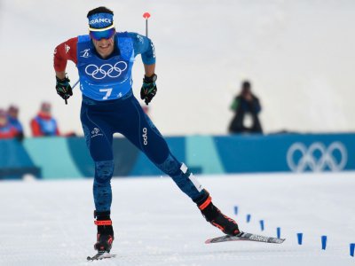 Adrien Backscheider s'apprête à franchir la ligne d'arrivée du relais 4x10 km de ski de fond, à Pyeongchang, le 18 février 2018 - Jonathan NACKSTRAND [AFP]