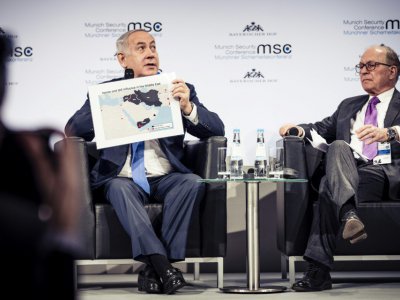 Le Premier ministre israélien Benjamin Netanyahu (à gauche) montre une carte du Moyen-Orient pendant une discussion avec le président de la Conférence de Munich sur la sécurité Wolfgang Ischinger - Lennart PREISS [MSC Munich Security Conference/AFP]