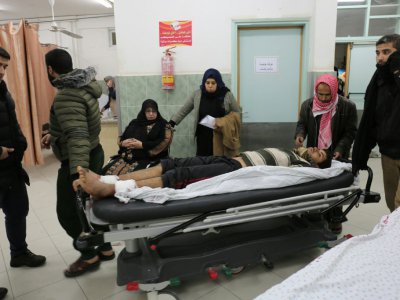 Un Palestinien blessé transporté à l'hôpital de Rafah dans le sud de la bande de Gaza, le 17 février 2018 - Said KHATIB [AFP]