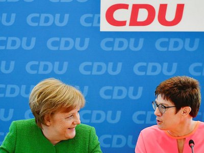 La chancelière allemande Angela Merkel avec  Annegret Kramp-Karrenbauer, nouveau numéro deux de son parti conservateur, le 19 février 2018 à Berlin. - Tobias SCHWARZ [AFP]