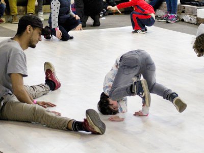 De jeunes enfants sont venus s'initier au breakdance, sous les yeux des coachs. - Léa Quinio