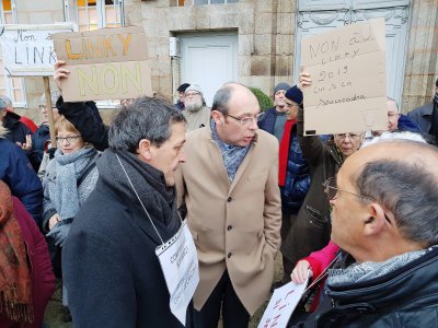 Le maire d'Alençon est venu rencontrer les manifestants. - Eric Mas