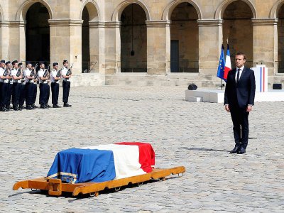 Emmanuel Macron, debout devant le cercueil de Simone Veil, dans la cour des Invalides, le 5 juillet 2017 - Michel Euler [POOL/AFP/Archives]