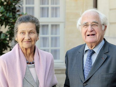 L'ancienne ministre Simone Veil (C) et son mari Antoine posent dans la cour de Matignon à Paris suite à la cérémonie de remise du Prix de l'Audace Créatrice, le 17 septembre 2010 - Jacques DEMARTHON [AFP/Archives]