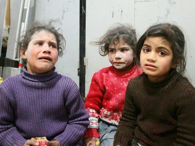 Des enfants pleurent dans un hôpital de fortune dans la localité de Douma, après des raids aériens du régime sur la Ghouta orientale près de Damas, le 19 février 2018 - Hamza Al-Ajweh [AFP]