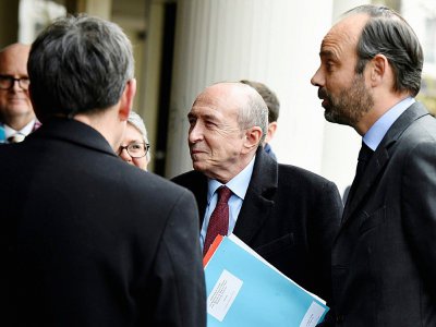 Edouard Philippe et le ministre de l'Intérieur Gérard Collomb (C), à Lyon, le 19 février 2018 - JEAN-PHILIPPE KSIAZEK [AFP/Archives]