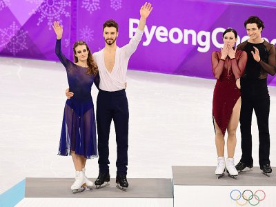 Gabriella Papadakis et Guillaume Cizeron sur le podium aux côtés des Canadiens Tessa Virtue et Scott Moir, médailles d'or en danse sur glace des Jeux de Pyeongchang, le 20 février 2018 - Roberto SCHMIDT [AFP]