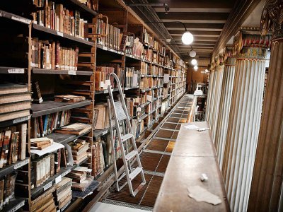 Des rayonnages de livres dans les anciens locaux de la bibliothèque nationale grecque, le 6 février 2018 à Athènes - LOUISA GOULIAMAKI [AFP]