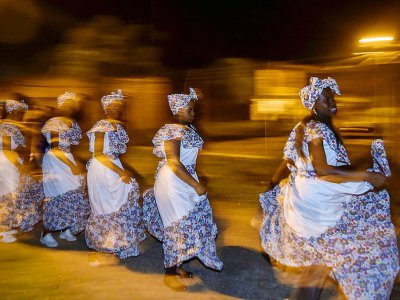 Des femmes interprètent la "fuite", danse traditionnelle de la communauté noire, lors des célébrations de l'enfant Jésus, le 18 février 2018 à Quinamayo, en Colombie - Luis ROBAYO [AFP]