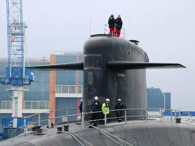 Derrière le SNLE, le chantier de Naval Group où sont construits les futurs sous-marins nucléaires français. - Célia Caradec