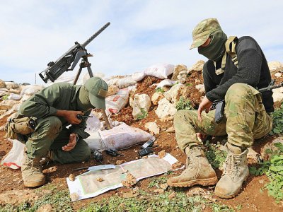 Des rebelles syriens soutenus par la Turquie à Salwah, à 10 km de la frontière turque, le 19 février 2018 - OMAR HAJ KADOUR [AFP]