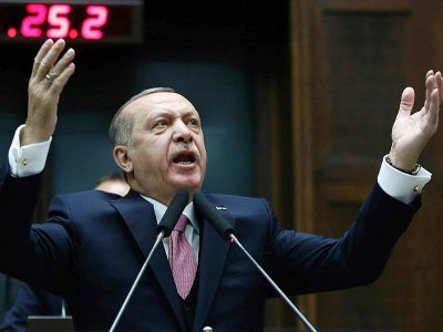 Le président turc Recep Tayyip Erdogan prononce un discours pendant une réunion de son parti au Parlement à Ankara, le 20 février 2018 - ADEM ALTAN [AFP]