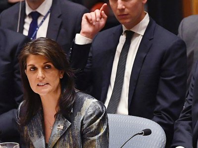 Nikki Haley, l'ambassadrice américaine à l'ONU s'adresse  devant le conseil de sécurité de l'ONU le 20 février 2018 à New York, assise devant Jared Kushner le gendre du président Trump - TIMOTHY A. CLARY [AFP]