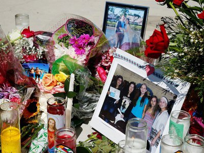 Des photos, des fleurs et des bougies en hommage aux victimes de la fusillade dans une école de Parkland, le 16 février 2018 en Floride - RHONA WISE [AFP/Archives]