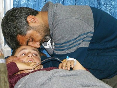 Un homme réconforte son fils blessé dans des bombardements du régime syrien et hospitalisé à Arbine, le 20 février 2018 - Ahmad Shafie BILAL [AFP]