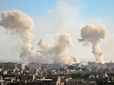 Des panaches de fumée signalant les bombardements du régime syrien sur la Ghouta orientale, un fief rebelle, à Mesraba, le 19 février 2018 - Hamza Al-Ajweh [AFP]
