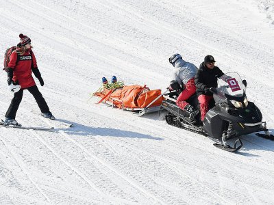 Le Canadien Christopher Delbosco évacué sur civière après une lourde chute en 8e de finale du skicross aux JO de Christopher Delbosco, le 21 février 2018 - LOIC VENANCE [AFP]