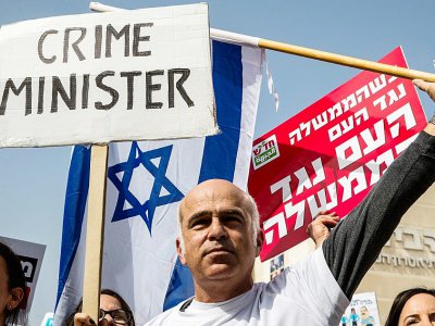 Des Israéliens manifestent contre le Premier ministre Benjamin Netanayhu, dont la police a recommandé l'inculpation dans des affaires de corruption, lors d'une protestation à Tel-Aviv le 16 février 2018 - JACK GUEZ [AFP]
