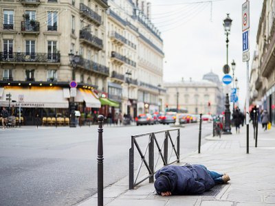 Une personne sans-abri dort dans la rue à Paris le 16 janvier 2017 - MARTIN BUREAU [AFP/Archives]
