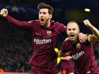 L'attaquant vedette du Barça Lionel Messi (g) exulte avec son coéquiper Iniesta après un but contre Chelsa en C1 à Stamford Bridge, le 20 février 2018 - Ben STANSALL [AFP]