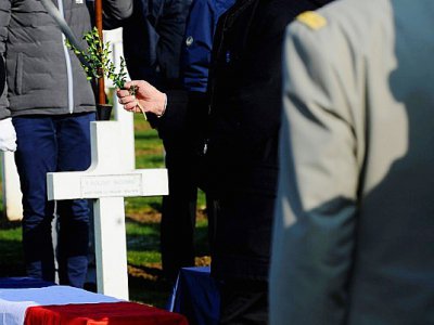 Robert Allard, petit-fils du sergent Fournier, bénit le cercueil de son grand-père à la nécropole nationale de Douaumont dans la Meuse, le 21 février 2018 - JEAN-CHRISTOPHE VERHAEGEN [AFP]