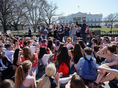 Des centaines de lycéens manifestent près de la Maison Blanche à Washington pour demander une règlementation plus stricte sur les armes - Mandel NGAN [AFP]