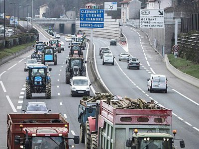 Des agriculteurs manifestent sur l'autoroute A 47 près de Lyon, le 21 février 2018 - JEAN-PHILIPPE KSIAZEK [AFP]