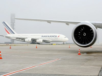 Un A380 d'Air France sur le tarmac de l'aéroport Charles-de-Gaulle, à Roissy, le 2 décembre 2016 - ERIC PIERMONT [AFP/Archives]