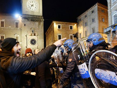 Des partisans du parti d'extrême-droite italien Forza Nuova face aux policiers antiémeute lors d'une manifestation non-autorisée à Macerata, en Italie, le 8 février 2018 - TIZIANA FABI [AFP]