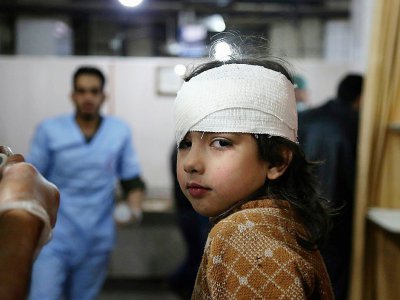Une fille syrienne blessée reçoit des soins dans un hôpital de fortune dans la localité de Kafr Batna dans le fief rebelle de la Ghouta orientale près de Damas, après un raid du régime, le 21 février 2018 - Ammar SULEIMAN [AFP]