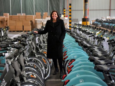 Anna Hidalgo pose sur fond de nouveaux vélos électrique à Paris, le 10 décembre 2017 - LOIC VENANCE [AFP]