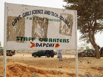 Des soldats passent devant un panneau signalant l'école de Dapchi, Nigeria, le 22 février 2018, trois jours après son attaque par Boko Haram - AMINU ABUBAKAR [AFP]
