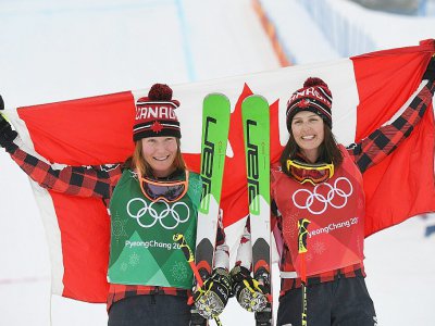 Les Canadiennes Brittany Phelan (G) et Kelsey Serwa sur le podium en skicross aux JO de Pyeongchang le 23 février 2018 - LOIC VENANCE [AFP]