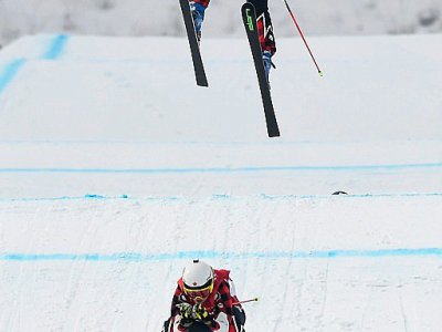 La Canadienne Kelsey Serwa (C) remporte la médaille d'or devant sa compatriote Brittany Phelan (au dessus) aux JO de Pyeongchang le 23 février 2018 - LOIC VENANCE [AFP]