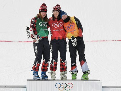 La Canadienne Kelsey Serwa (C) en or en skicross lors des JO de Pyeongchang le 23 février 2018 - LOIC VENANCE [AFP]