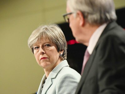 La ministre britannique Theresa May (G) et le président de la Commission européenne  Jean-Claude Juncker lors d'un point presse à Bruxelles le 8 décembre 2017 - EMMANUEL DUNAND [AFP/Archives]