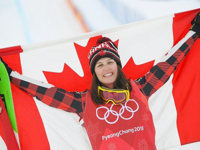 La Canadienne Kelsey Serwa en liesse sur le podium après sa victoire en finale du skicross aux JO, le 23 février 2018 à Pyeongchang - LOIC VENANCE [AFP]
