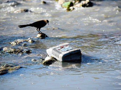 Pollution de la rivière San Fransisco qui se jette dans le lac Atitlan sur les hauteurs de la ville de Panajachel au Guatemala le 15 février 2018 - JOHAN ORDONEZ [AFP]