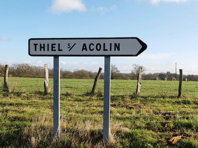 Un panneau indiquant Thiel-sur-Acolin dans l'Allier, le 19 janvier 2018, où Hu Keqin a acheté 900 hectares de terres agricoles - Thierry Zoccolan [AFP]