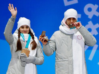 Les Russes Anastasia Bryzgalova et Alexander Krushelnitsky (d), alors médaillés de bronze du double mixte en curling, à Pyeongchang, le 14 février 2018 - Martin BUREAU [AFP/Archives]