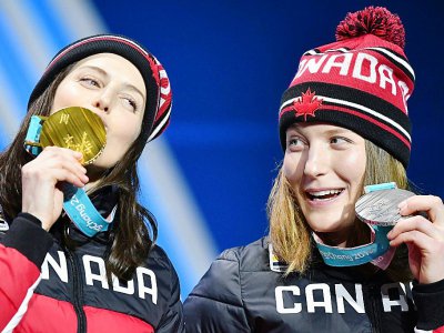 Les Canadiennes Kelsey Serwa (g) et Brittany Phelan, médaillées d'or et d'argent, en skicross, à Pyeongchang, le 23 février 2018 - Dimitar DILKOFF [AFP]