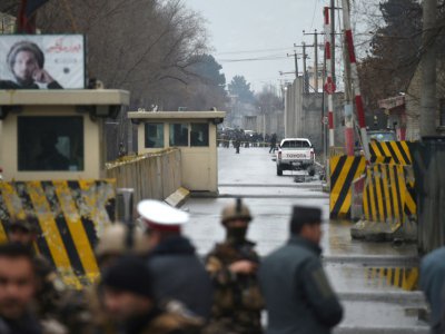 Enquête sur le lieu d'un attentat suicide à Kaboul, le 24 février 2018 - WAKIL KOHSAR [AFP]