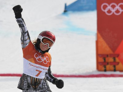 La Tchèque Ester Ledecka poing  levé après sa victoire en slalom géant parallèle de snowboard aux JO, le 24 février 2018 à  Pyeongchang - LOIC VENANCE [AFP]