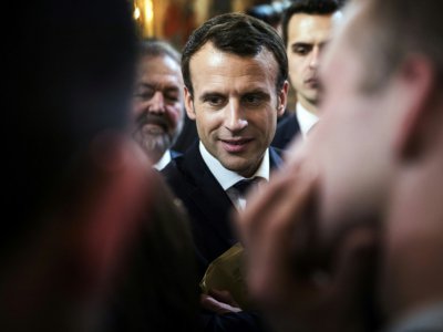 Le président français Emmanuel Macron échange avec des agriculteurs à l'Elysée le 22 février 218 - Etienne LAURENT [POOL/AFP]