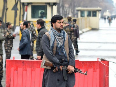 Un membre des forces de sécurité afghanes monte la garde près du site d'un attentat-suicide à Kaboul, le 24 février 2018 - WAKIL KOHSAR [AFP]