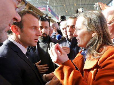 Une femme interpelle le président Emmanuel Macron au salon de l'Agriculture à Paris, le 24 février 2018 - ludovic MARIN [POOL/AFP]
