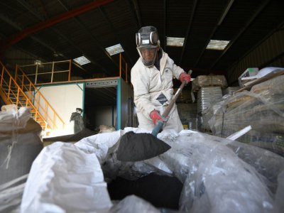 Un employé de Gétade Environnement qui fabrique des produits phytosanitaires biologiques à Bussac-Forêt, dans l'ouest de la France, le 26 janvier 2018 - XAVIER LEOTY [XL/AFP]