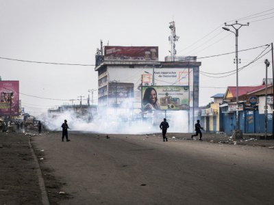 La police congolaise jette des gaz lacrymogènes lors d'une manifestation contre le maintien au pouvoir du président Joseph Kabila, le 21 janvier 2018 à Kinshasa - JOHN WESSELS [AFP/Archives]