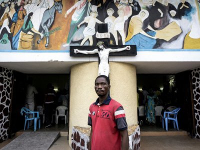 Un Congolais devant une église où se tient une messe avant une manifestation contre le maintien au pouvoir du président Joseph Kibila, le 21 janvier 2018 à Kinshasa - JOHN WESSELS [AFP/Archives]