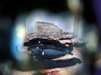Des corps de civils tués dans des bombardements du régime syrien sur la ville de Douma, dans la Ghouta orientale, le 24 février 2018 - HAMZA AL-AJWEH [AFP]